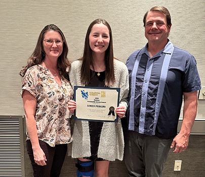 Loren holding certificate standing with her parents