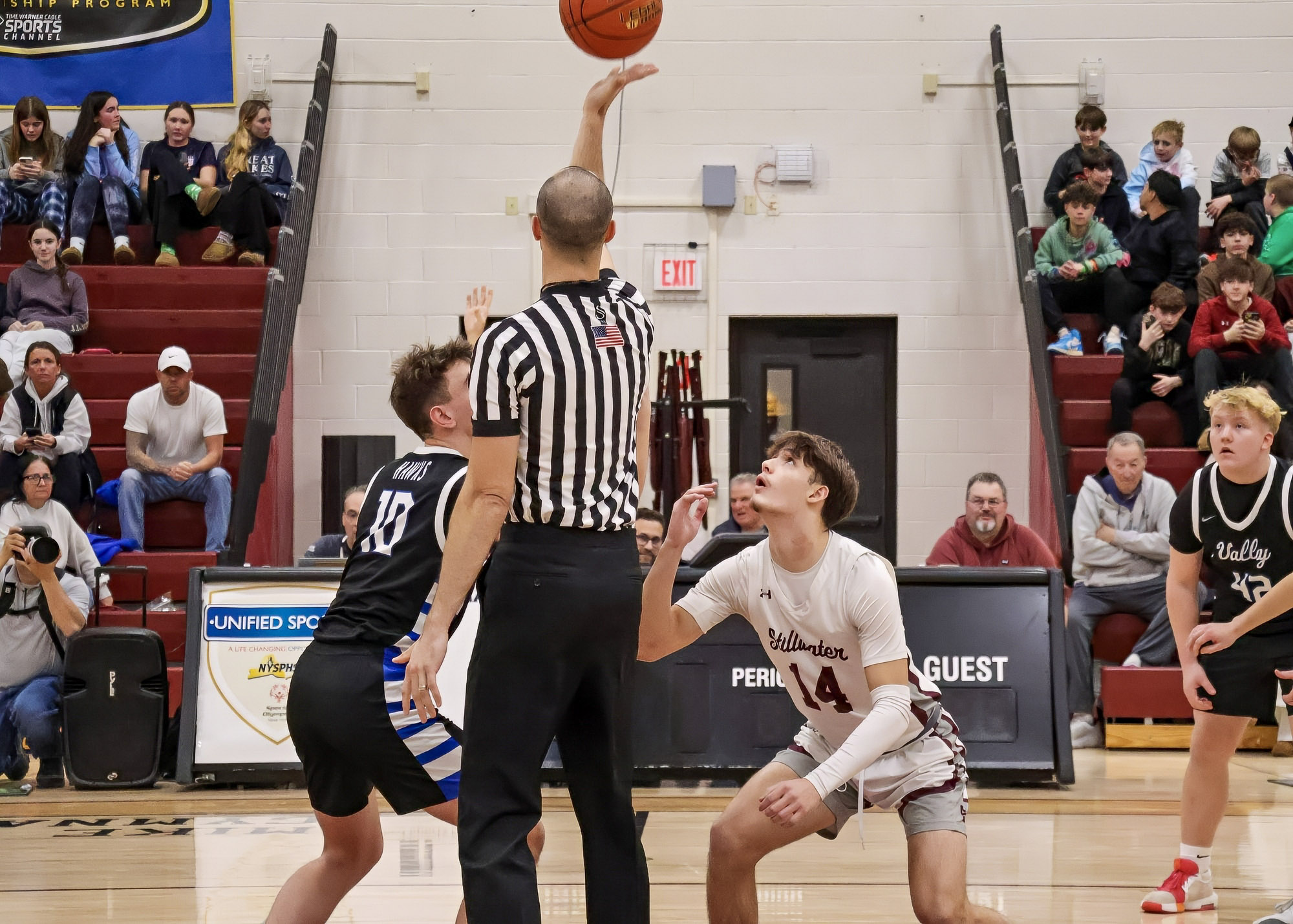 Varsity basketball teams advance to Class C semifinals